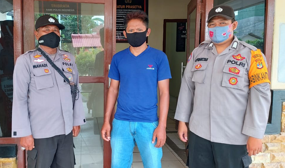 Pembobol SMK Negeri 1 Dente Teladas berinisial MS (33), saat berada di Mapolsek Dente Teladas