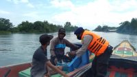 Petugas saat sedang menggelar razia kapal klotok dan speed boat