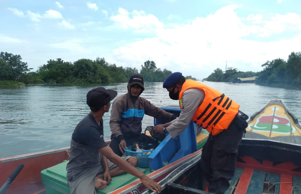 Petugas saat sedang menggelar razia kapal klotok dan speed boat