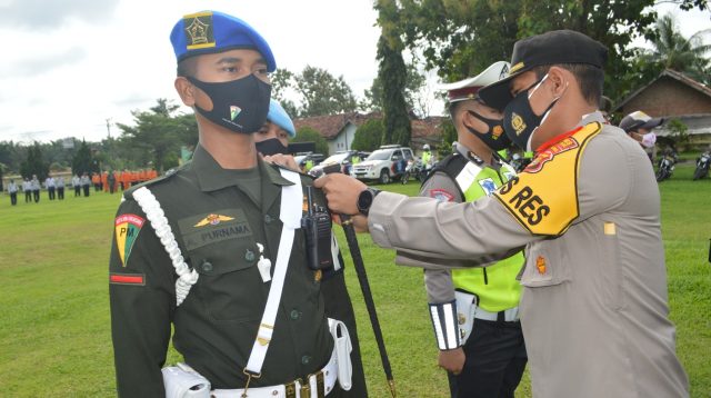 Kapolres Tulang Bawang AKBP Andy Siswantoro, SIK saat memasangkan pita tanda Operasi Kepolisian