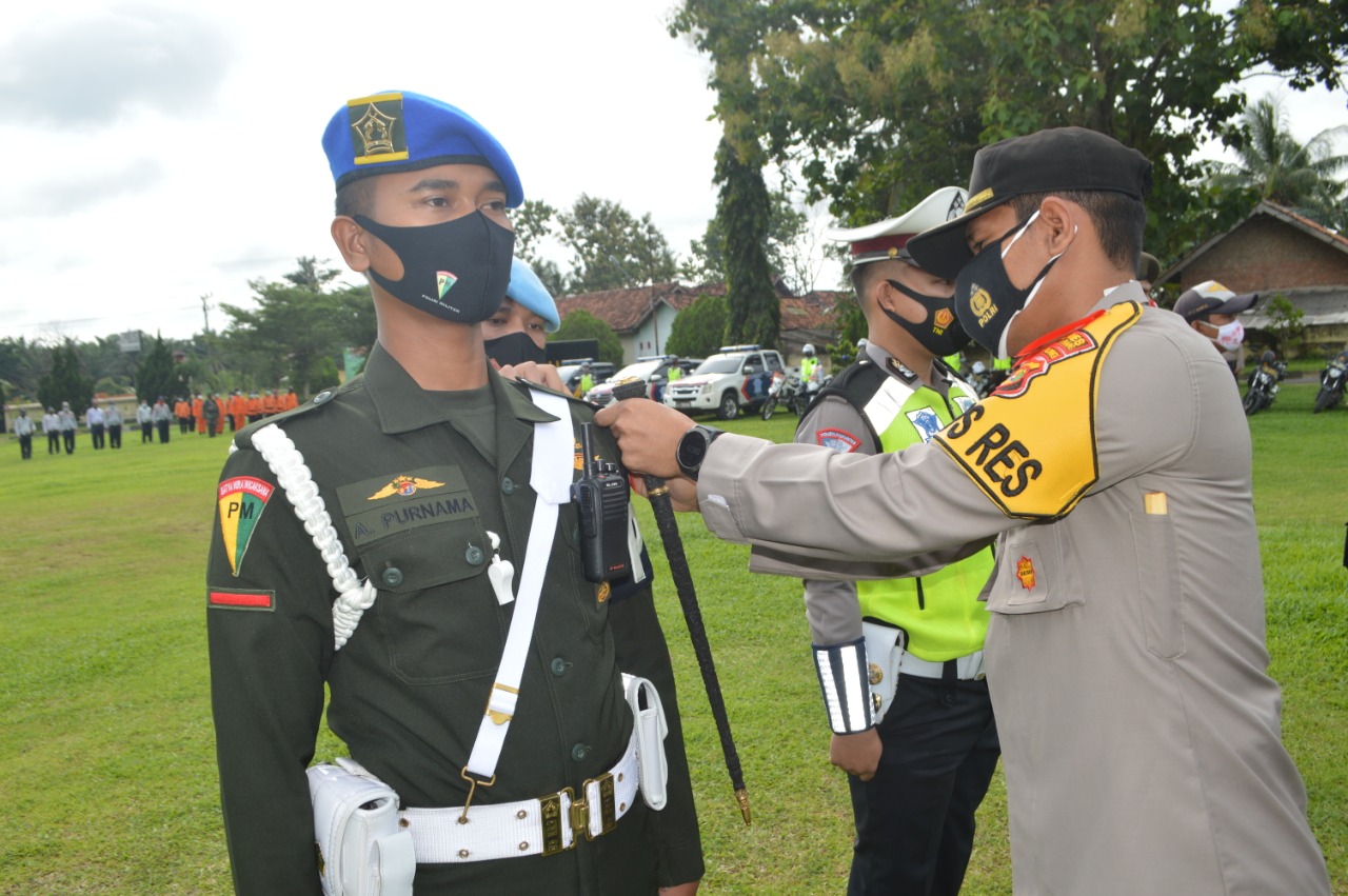 Kapolres Tulang Bawang AKBP Andy Siswantoro, SIK saat memasangkan pita tanda Operasi Kepolisian