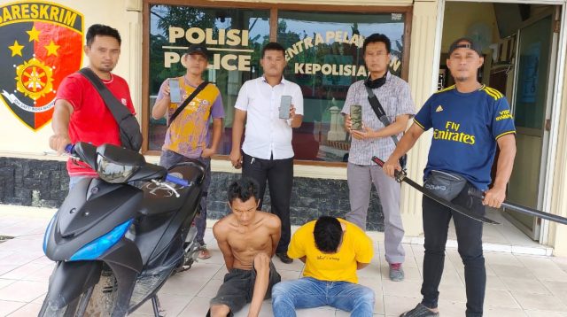 Dua pelaku perampokan bersenjata samurai berinisial berinisial SN als SA (24) dan SD als SR (26), saat berada di Mapolsek Banjar Agung