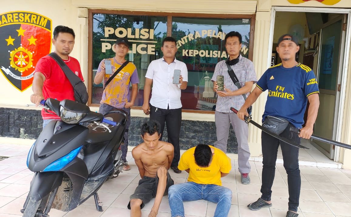 Dua pelaku perampokan bersenjata samurai berinisial berinisial SN als SA (24) dan SD als SR (26), saat berada di Mapolsek Banjar Agung