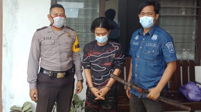 FH als FE (41), pelaku penganiayaan dan pengancaman dengan golok