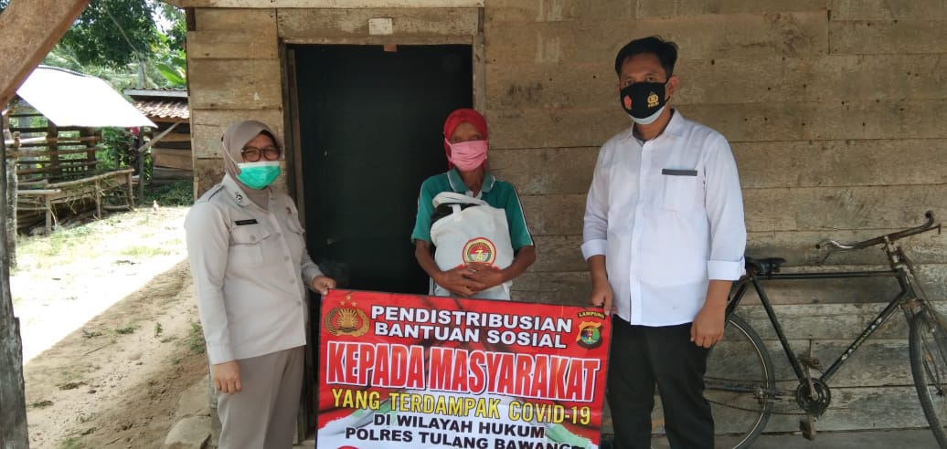 Warga Kampung Mekar Jaya saat menerima bantuan sosial dari petugas