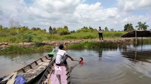 Adegan ke-14, tersangka mahat masih membacok korban yang sudah terjatuh ke laut