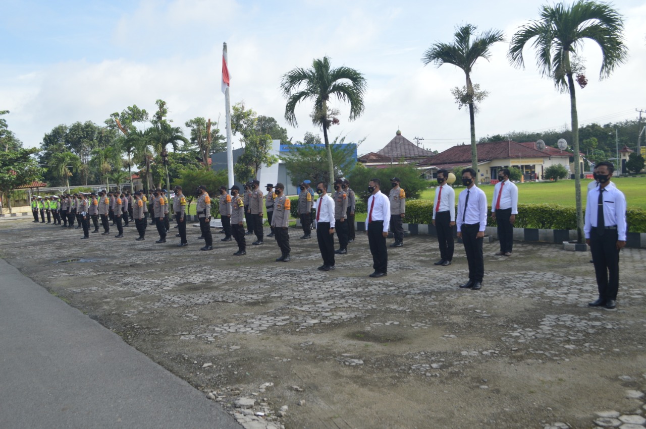 Peserta apel serentak bhabinkamtibmas dan nakes untuk penanganan Covid-19