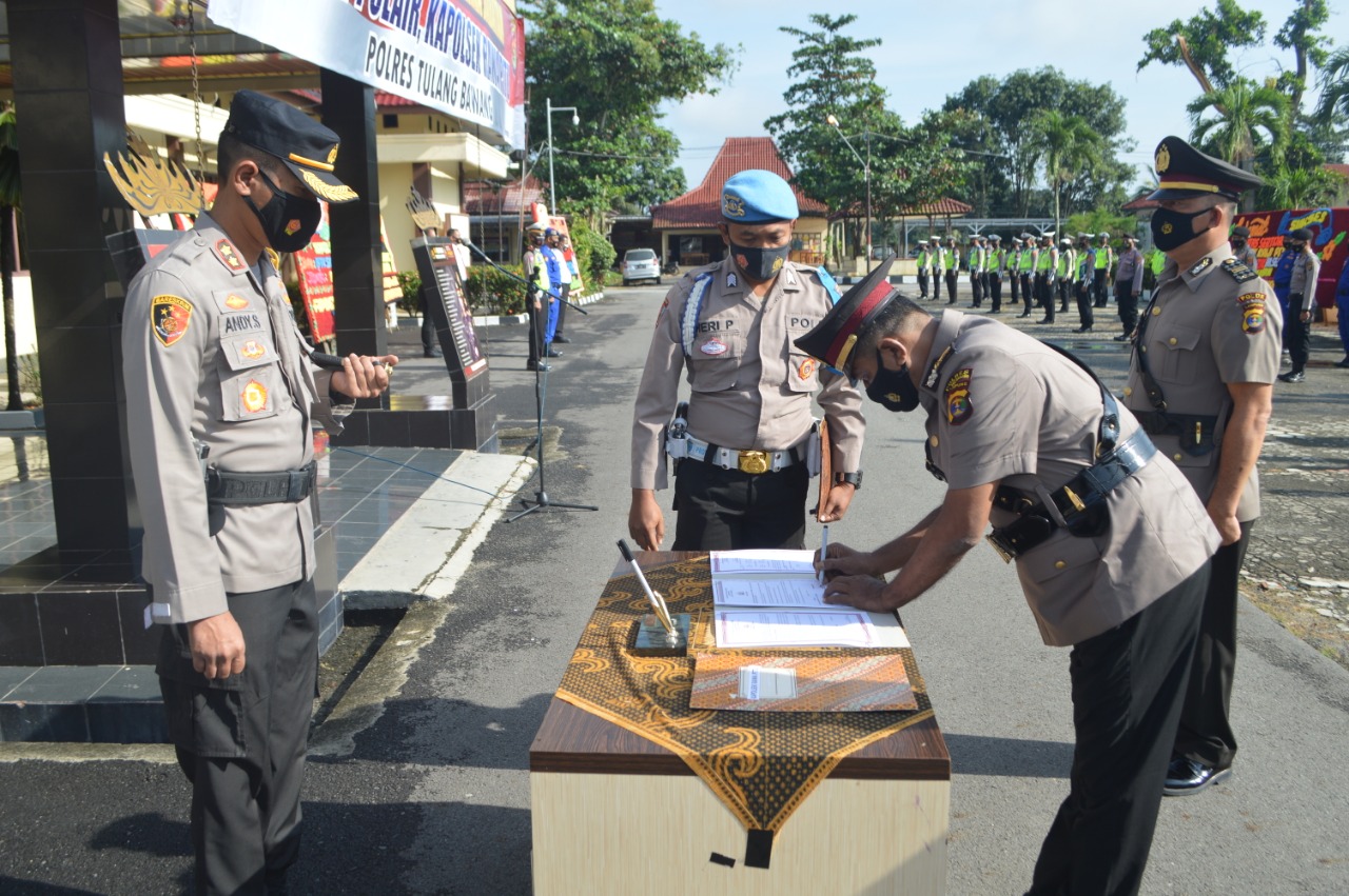 Pejabat Baru Kasat Polair menandatangani pakta integritas