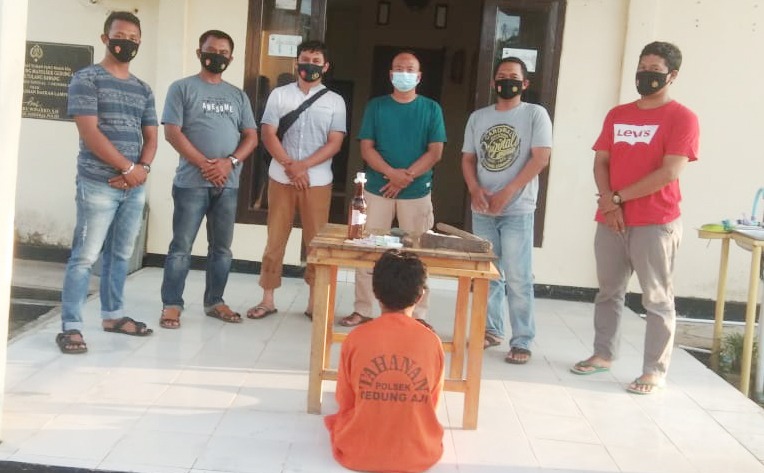 Terduga pelaku pencurian uang tunai Rp. 32 Juta berinisial NM (30), saat berada di kantor Polisi