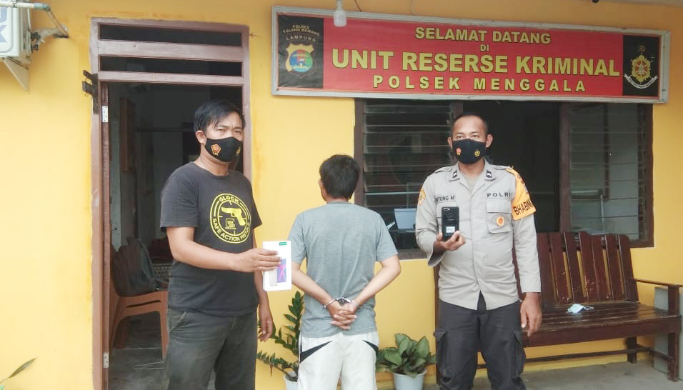 Terduga pelaku pencurian berinisial NH (34), saat berada di kantor Polisi