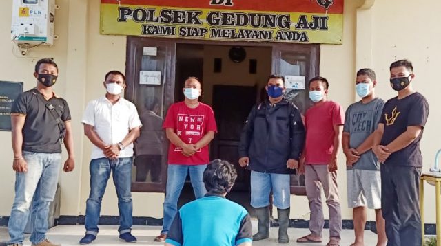 Oknum karyawan KSP Sahabat berinisial GW als EN (31), yang menyerahkan diri ke kantor Polisi