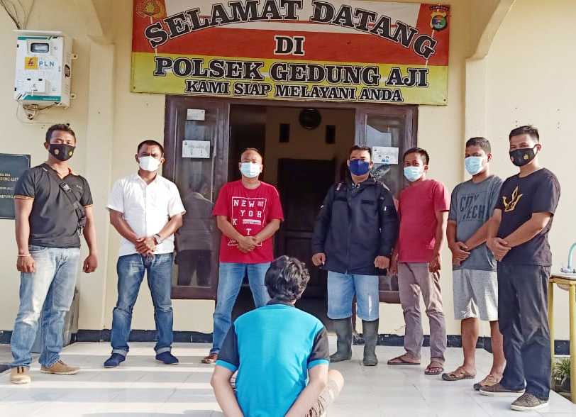 Oknum karyawan KSP Sahabat berinisial GW als EN (31), yang menyerahkan diri ke kantor Polisi